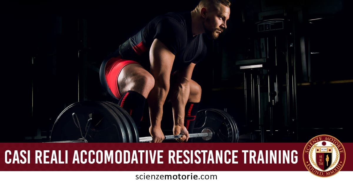 L’immagine mostra un uomo concentrato mentre esegue un esercizio di resistance training in palestra, sollevando un bilanciere carico di pesi. Indossa una maglietta nera, pantaloncini rossi e ginocchiere nere, in un contesto che enfatizza l’importanza dell’allenamento con i pesi per migliorare la forza e la resistenza muscolare. La parte inferiore dell’immagine presenta il testo "CASI REALI ACCOMODATIVE RESISTANCE TRAINING" e il logo Scienze Motorie