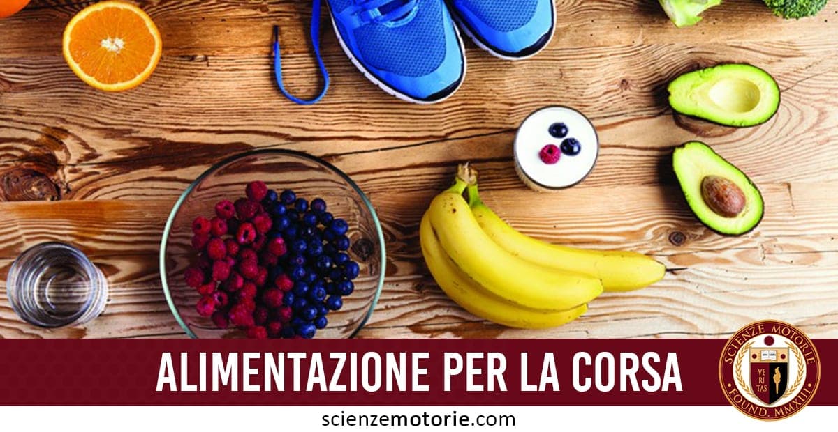 Tavolo di legno con ciotola di lamponi e mirtilli, fetta di arancia, banane, avocado, yogurt con frutti di bosco e scarpe da corsa blu