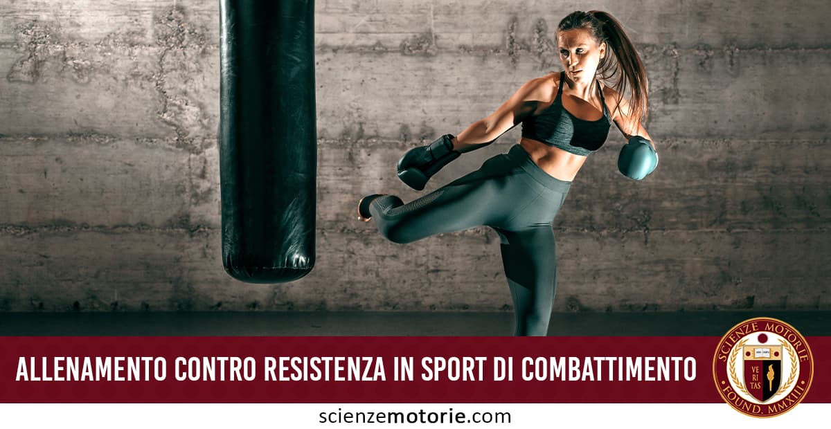 Atleta femminile esegue un calcio al sacco da boxe durante un allenamento contro resistenza in sport da combattimento