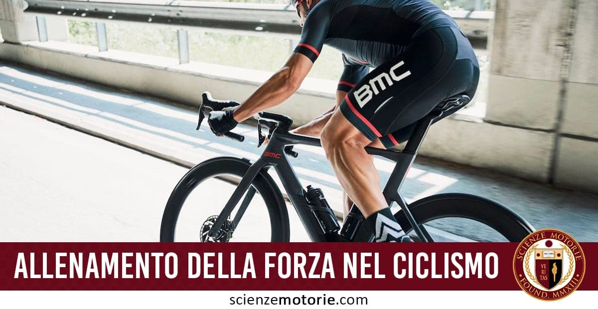L’immagine mostra un ciclista in azione su una bici da corsa nera con dettagli rossi e bianchi, mentre pedala in un ambiente urbano chiuso, come un tunnel. Indossa abbigliamento tecnico, casco e occhiali. La postura dinamica evidenzia forza e determinazione. In basso, una fascia rossa con la scritta "ALLENAMENTO DELLA FORZA NEL CICLISMO" e il logo "Scienze Motorie"
