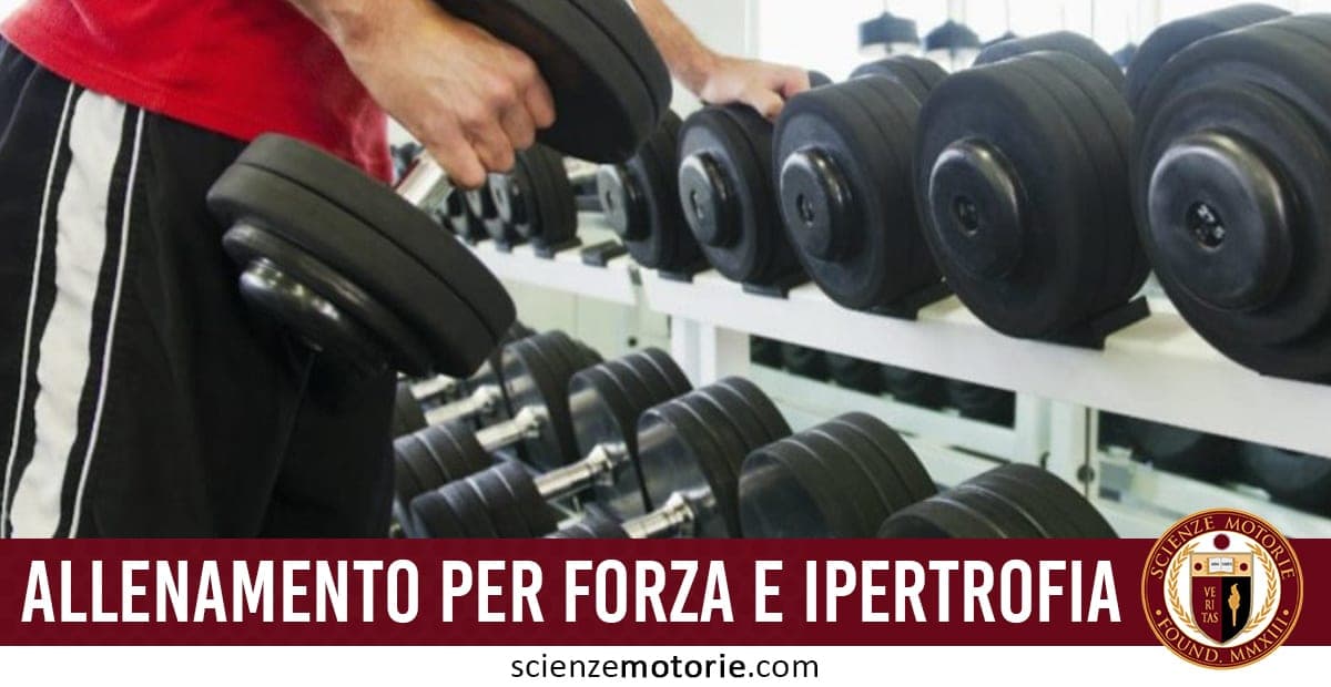 Persona in palestra che tiene dei manubri vicino a un rack con pesi, con testo "ALLENAMENTO PER FORZA E IPERTROFIA" su sfondo rosso e logo Scienze Motorie in basso a destra.