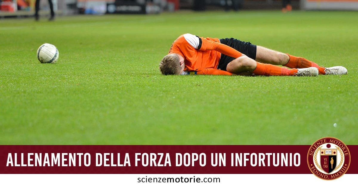 L'immagine ritrae un calciatore disteso a terra su un campo da calcio, apparentemente infortunato. Indossa una divisa arancione con inserti neri e scarpe da gioco. Accanto a lui, sulla sinistra, si trova un pallone da calcio, a indicare che l’azione è appena avvenuta. In basso, su una banda rossa, è presente la scritta “ALLENAMENTO DELLA FORZA DOPO UN INFORTUNIO”, accompagnata dal logo di Scienze Motorie