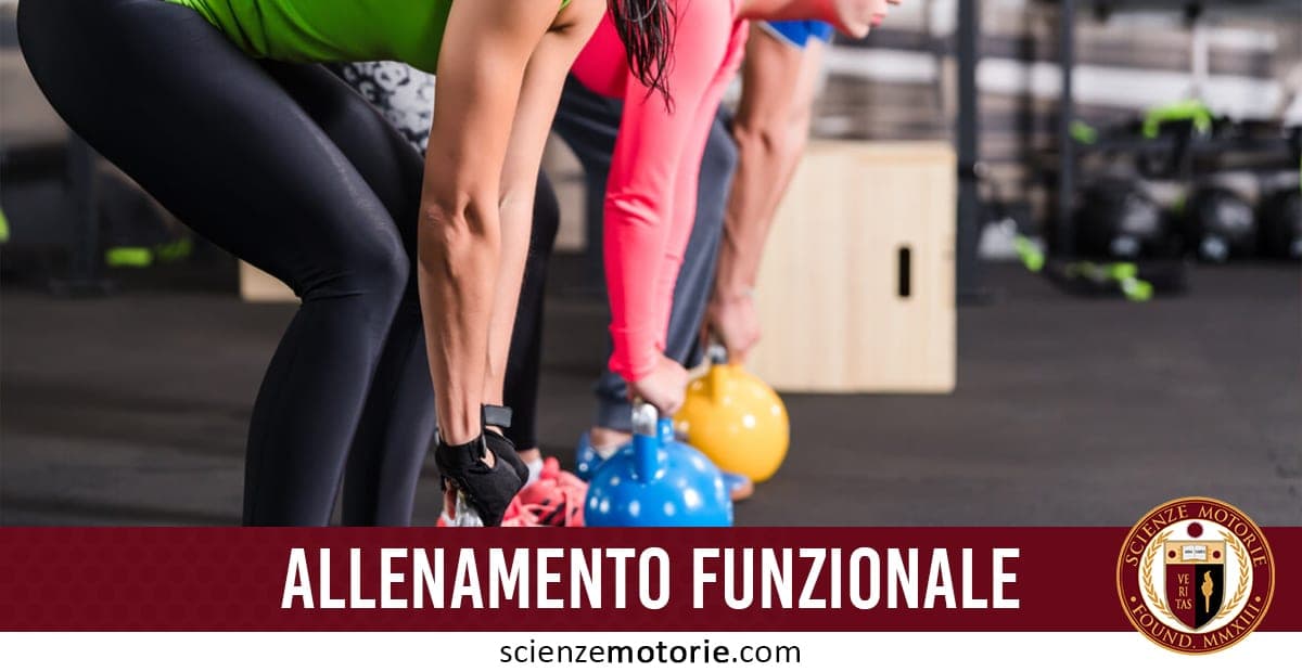 Persone che si allenano in palestra con kettlebell colorati, indossano abbigliamento sportivo; sotto scritta "ALLENAMENTO FUNZIONALE" e logo Scienze Motorie.