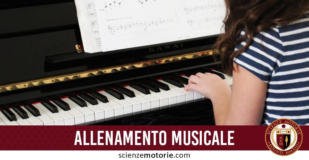Persona con maglietta a righe che suona il pianoforte leggendo una partitura; in basso a destra è presente il logo di ScienzeMotorie.com