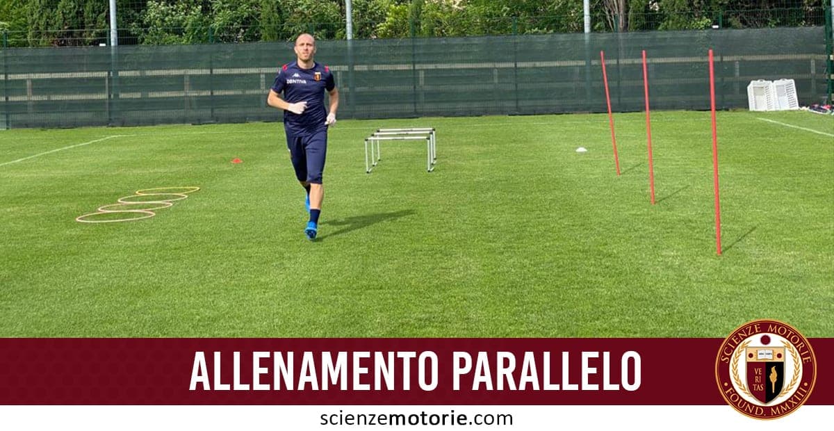 Persona corre su campo d’erba con cerchi e pali per esercizi di agilità, con scritta "ALLENAMENTO PARALLELO" e logo Scienze Motorie.
