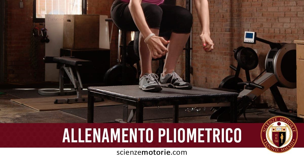Persona che esegue salto su piattaforma rialzata durante allenamento pliometrico in palestra.