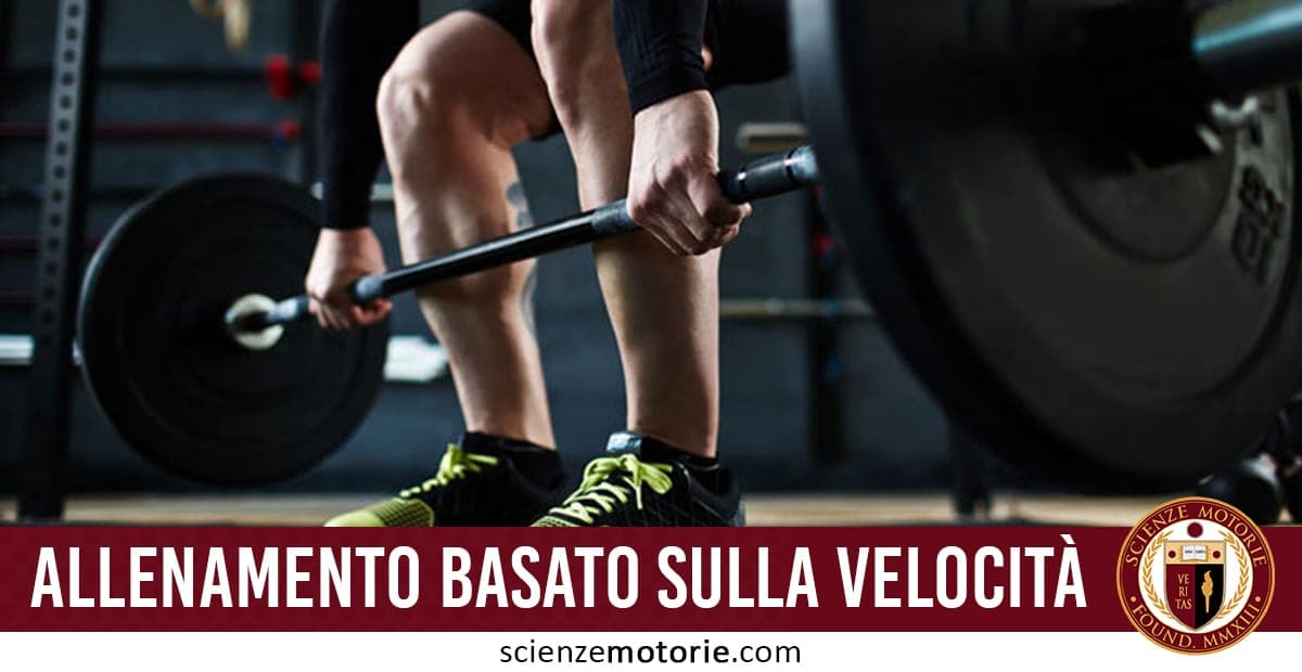 Persona che solleva un bilanciere pesante in palestra, con scarpe sportive e abbigliamento da allenamento, scritta "ALLENAMENTO BASATO SULLA VELOCITÀ" e logo Scienze Motorie.