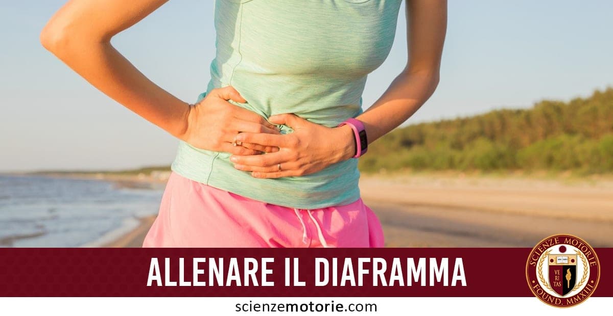 Persona su spiaggia che si tiene la pancia, con maglietta verde chiaro e pantaloncini rosa, vicino al mare