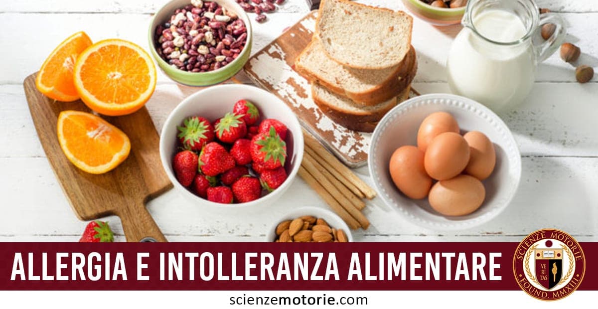 Tavolo con vari alimenti tra cui arance, fragole, latte, pane, uova, legumi, mandorle e nocciole, con la scritta "ALLERGIA E INTOLLERANZA ALIMENTARE" in basso.