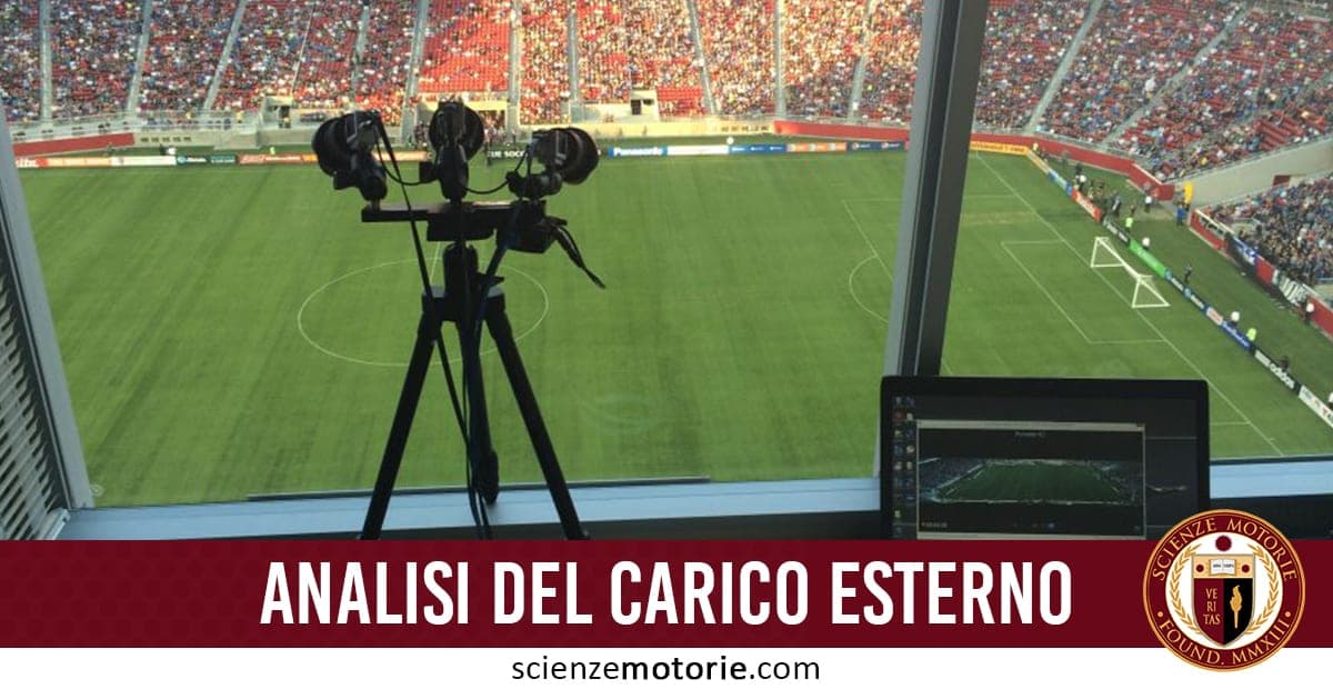 Apparecchiature di analisi sportiva su treppiede all'interno di uno stadio di calcio, con vista sul campo e pubblico sugli spalti.