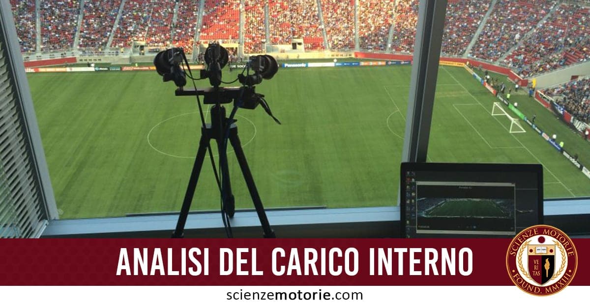 Vista dallo stadio di calcio con videocamere su treppiede e monitor di analisi durante una partita, con scritta "Analisi del Carico Interno".