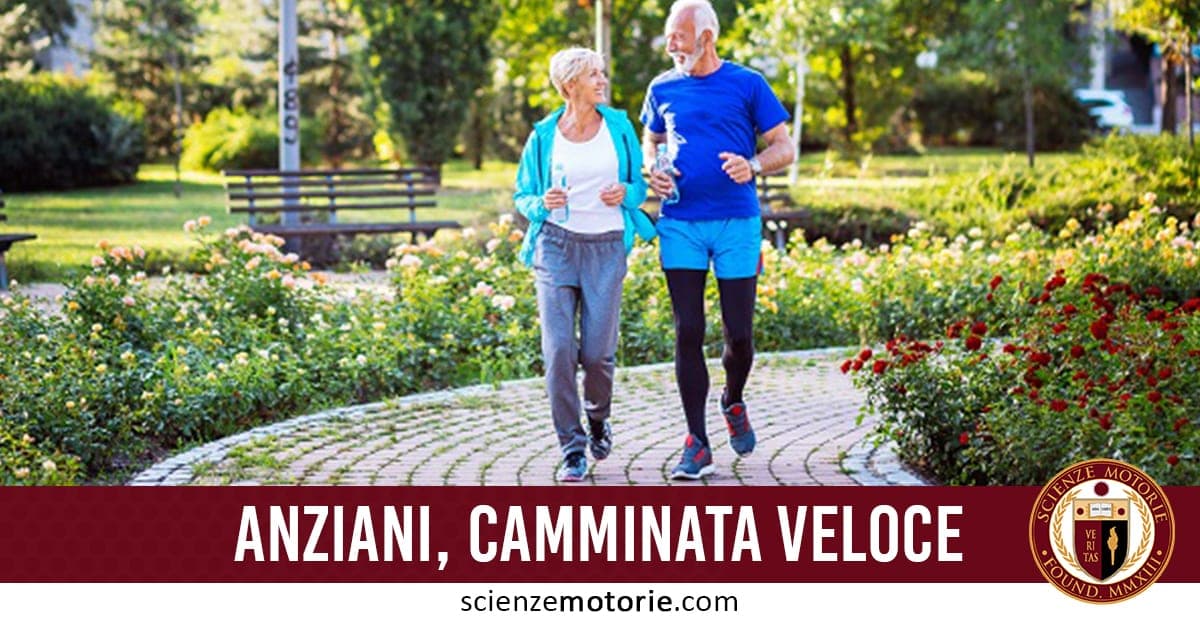 Due anziani in abbigliamento sportivo che camminano velocemente in un parco verde con piante e fiori, testo "ANZIANI, CAMMINATA VELOCE" e logo scienzemotorie.com.