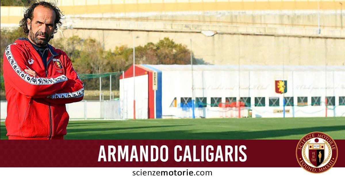 Uomo in tuta sportiva rossa su un campo da calcio, con testo “Armando Caligaris” e sito scienzemotorie.com.