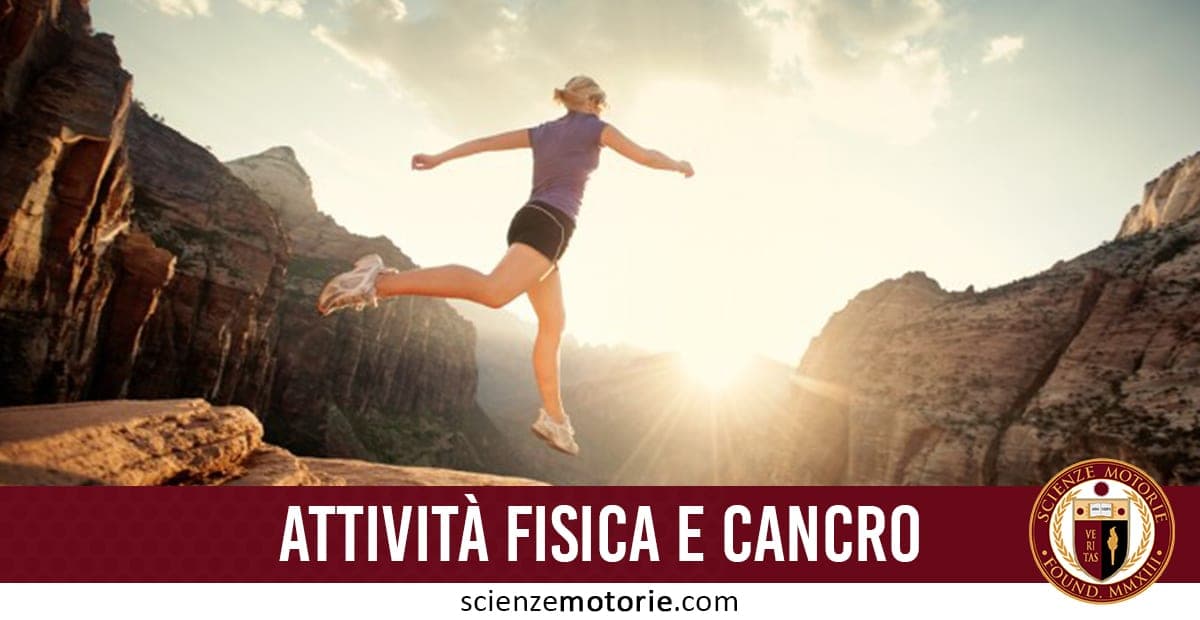 Persona in abbigliamento sportivo che salta in aria su un paesaggio montano al tramonto, con scritta “ATTIVITÀ FISICA E CANCRO” e logo Scienze Motorie in basso.