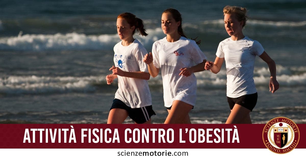 Tre persone in magliette bianche corrono lungo la spiaggia vicino al mare, con la scritta “Attività fisica contro l’obesità” e il logo “Scienze Motorie”