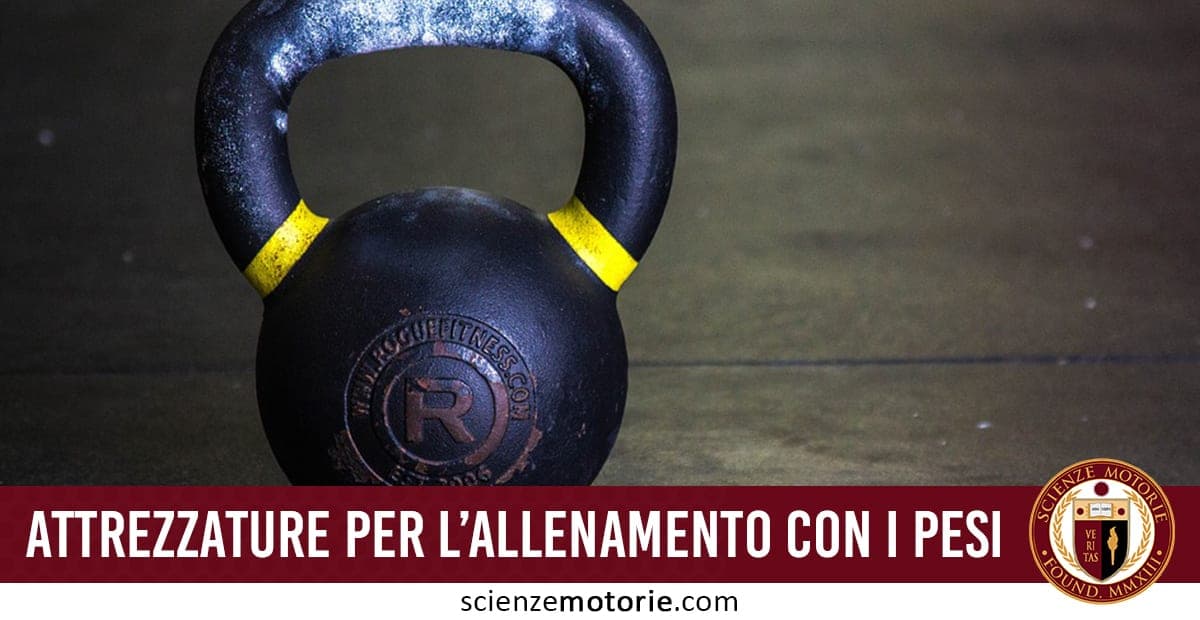 Kettlebell su superficie scura con marchio visibile e fascia rossa in basso con la scritta "Attrezzature per l’allenamento con i pesi" e logo scienzemotorie.com.