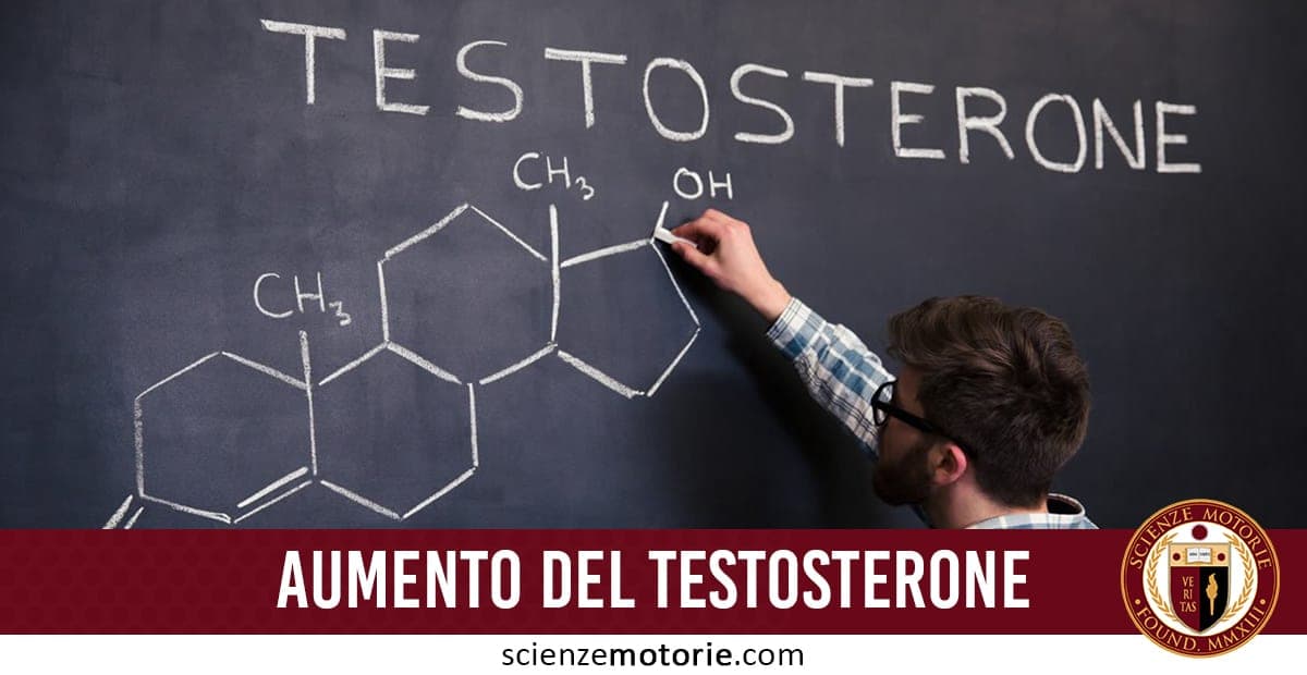 Persona con occhiali che disegna la formula chimica del testosterone su una lavagna scura.