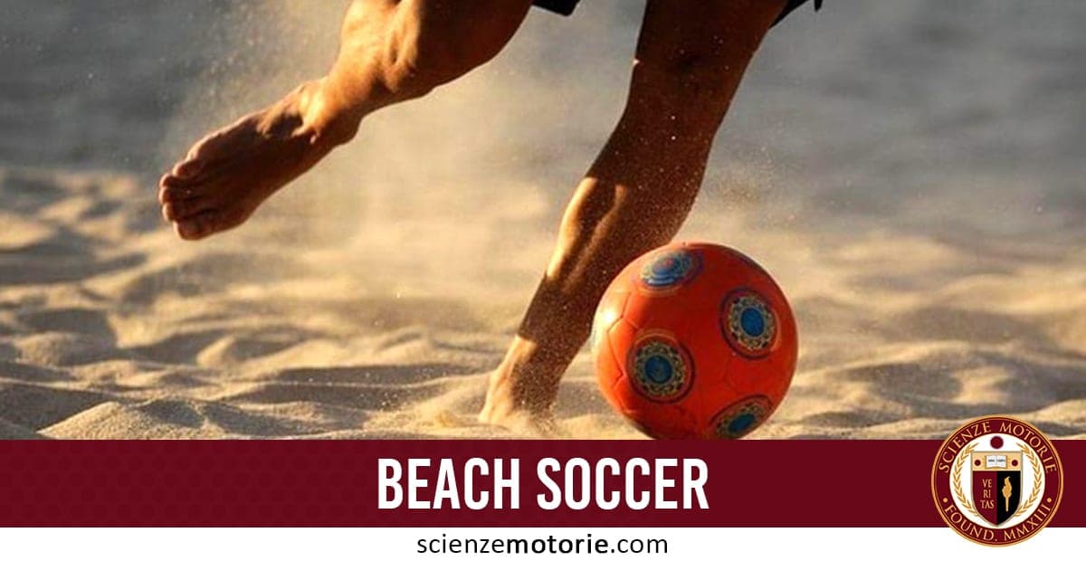 Persona che gioca a beach soccer sulla sabbia con palla arancione e blu vicino ai piedi.