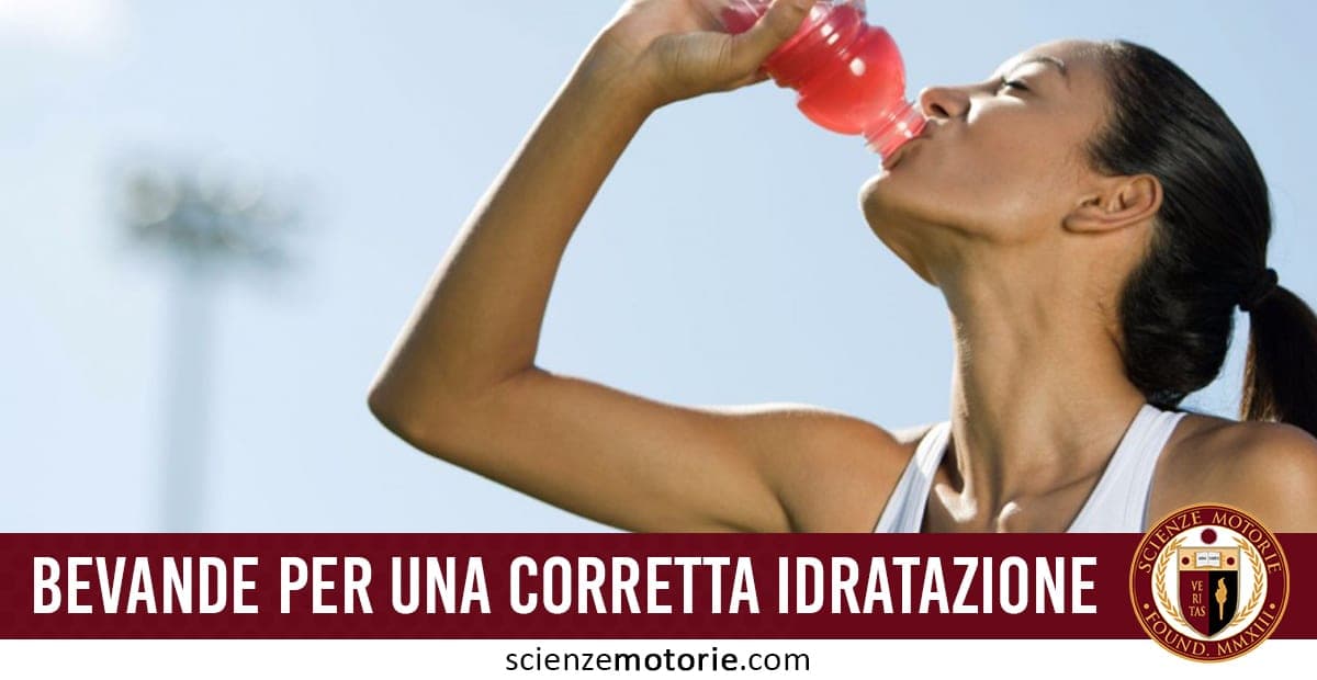 Persona che beve una bevanda sportiva rossa per una corretta idratazione.