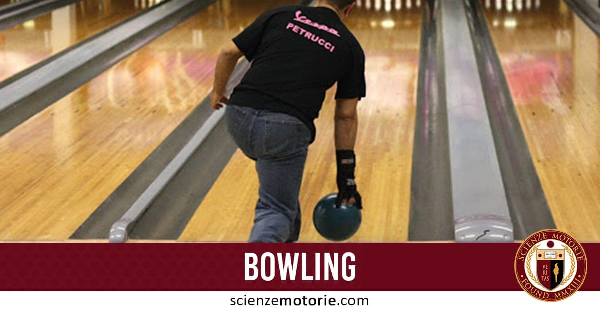 Persona che lancia una palla da bowling su una pista in legno, indossando una maglietta nera con scritte rosa.