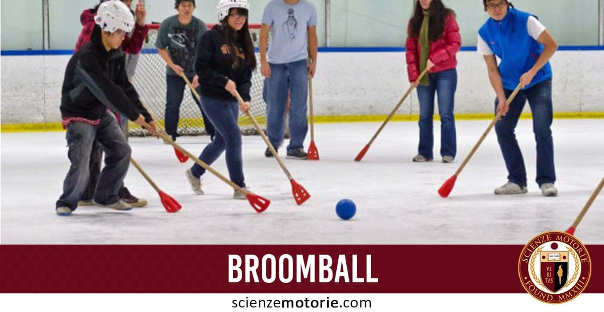 Persone che giocano a broomball su una pista di ghiaccio con caschi e scope, colpendo una palla blu.