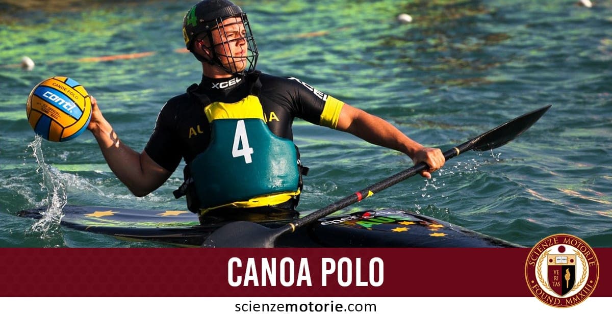 Giocatore di canoa polo con casco e giubbotto numero 4, in canoa con palla e pagaia sull’acqua.