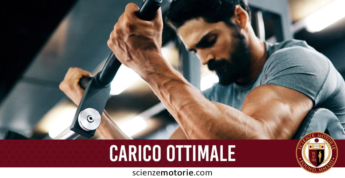 Uomo che solleva pesi in palestra con logo di scienzemotorie.com in basso a destra