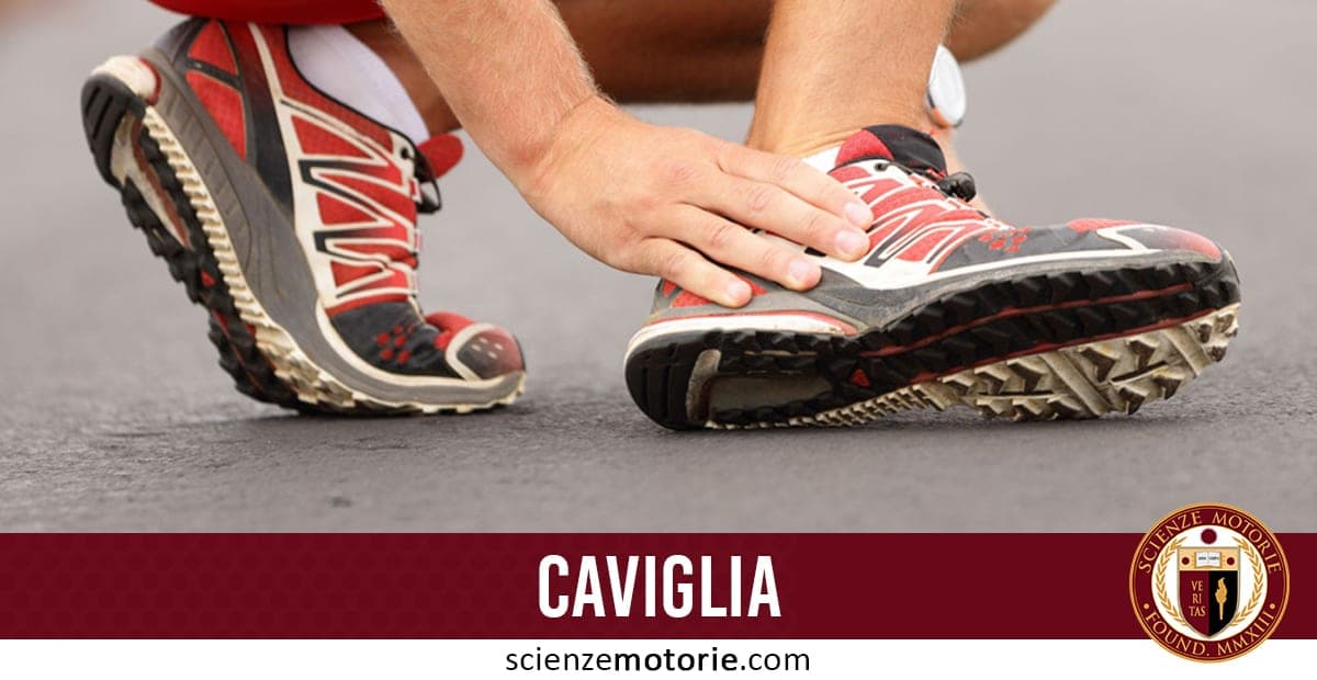 Persona inginocchiata su un percorso che tiene la caviglia con una mano, indossa scarpe da corsa rosse e nere; possibile infortunio alla caviglia.