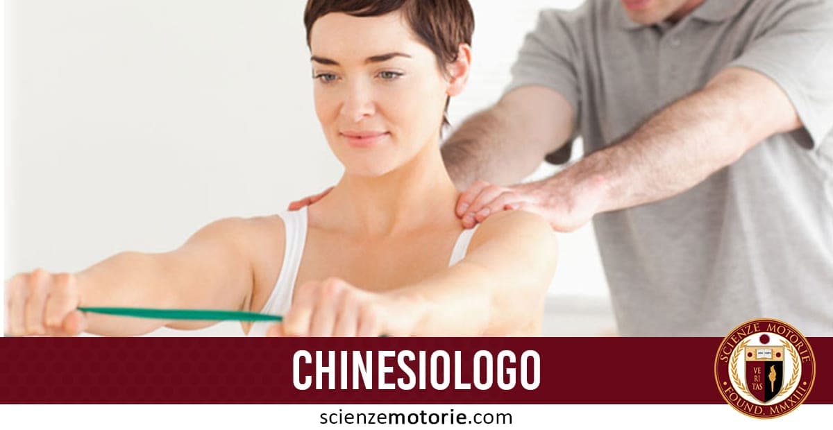 Donna che esegue esercizio con elastico verde in palestra, assistita da un fisioterapista in un ambiente interno luminoso, con logo scienzemotorie.com in basso a destra.