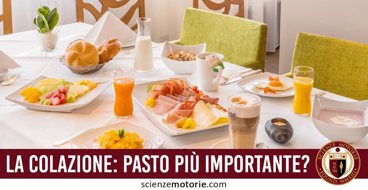 Tavola imbandita per la colazione con frutta fresca, affettati, formaggi, uova strapazzate, succo d’arancia, latte, caffè con schiuma, cereali e pane, con scritta “La colazione: pasto più importante?” e logo scienzemotorie.com.