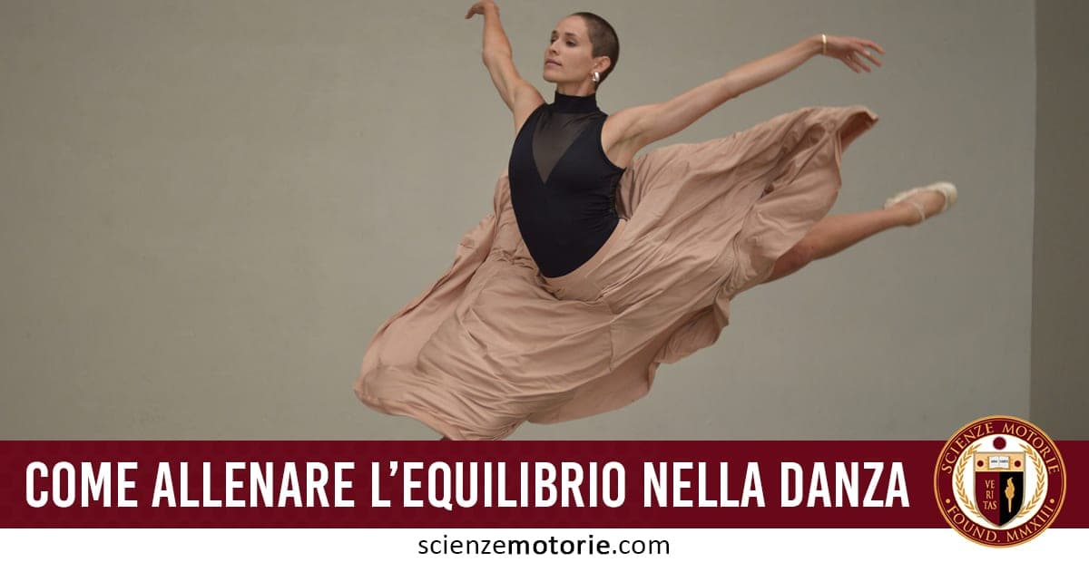 L’immagine ritrae una ballerina professionista in salto, perfettamente in equilibrio, mentre indossa un top nero e una gonna beige fluente. Sullo sfondo compare la scritta “Come allenare l’equilibrio nella danza”, accompagnata dal logo ufficiale di Scienze Motorie.