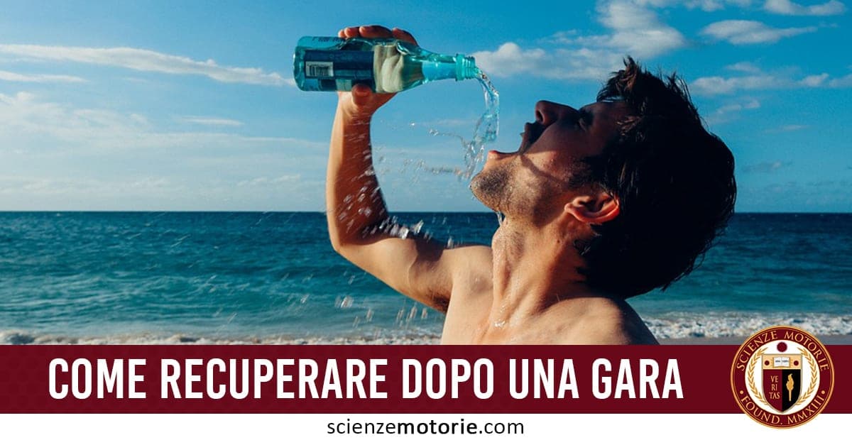 Persona che beve acqua da una bottiglia vicino al mare in una giornata soleggiata, con scritta "Come recuperare dopo una gara" e logo Scienze Motorie.