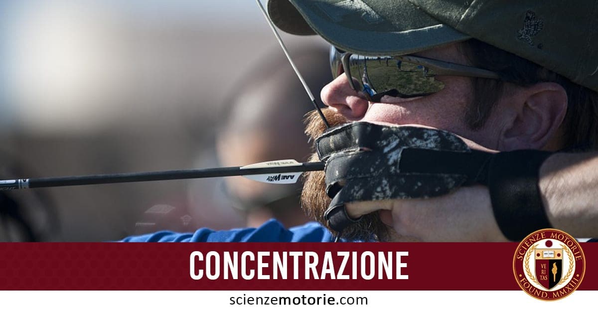Persona che pratica il tiro con l’arco indossando cappello, occhiali da sole e guanti, in piena concentrazione. In basso il testo “CONCENTRAZIONE” e il logo di Scienze Motorie