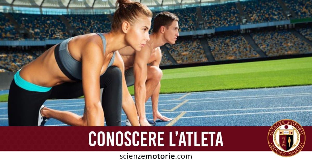 Due atleti in posizione di partenza su una pista di atletica in uno stadio con tribune vuote, pronti a gareggiare.
