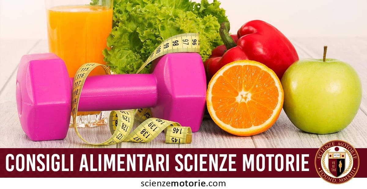 Composizione di un manubrio rosa con un metro da sarta, verdure fresche e frutta, insieme a un bicchiere di succo d’arancia, che rappresentano uno stile di vita sano.