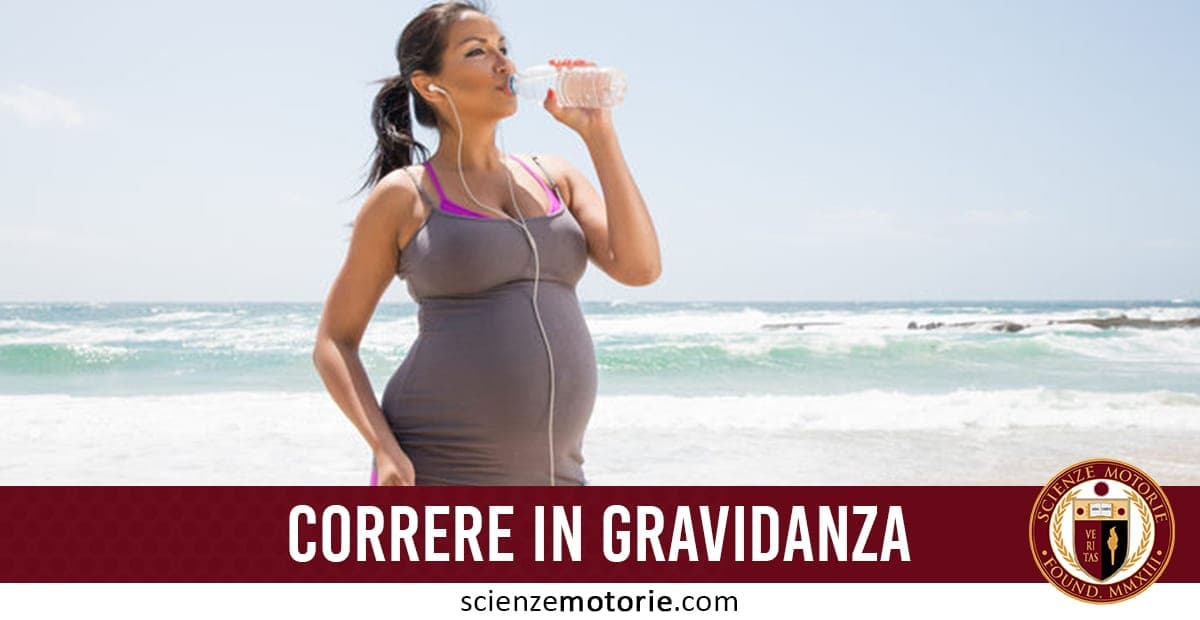 L'immagine mostra una donna incinta che cammina su una spiaggia mentre beve da una bottiglia d'acqua. Indossa abbigliamento sportivo e ha delle cuffie nelle orecchie. Sullo sfondo si vede il mare. In basso c'è il testo "CORRERE IN GRAVIDANZA" con il logo di Scienze Motorie
