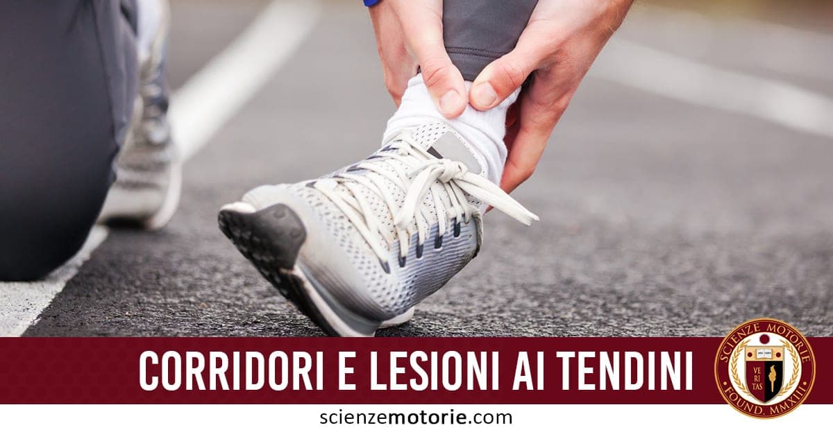 Persona seduta su una pista di corsa che tiene una caviglia dolorante con entrambe le mani, testo “Corridori e lesioni ai tendini” e il logo di Scienze Motorie in basso a destra.
