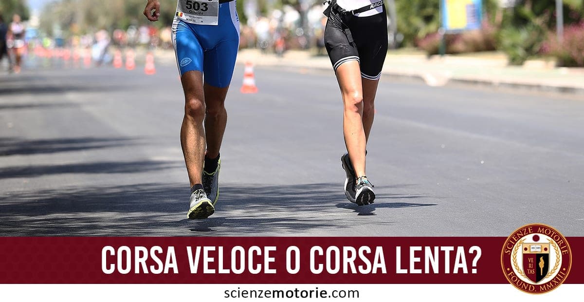 Due persone che corrono su strada asfaltata con abbigliamento sportivo, scritta "CORSA VELOCE O CORSA LENTA?" e logo Scienze Motorie in basso.