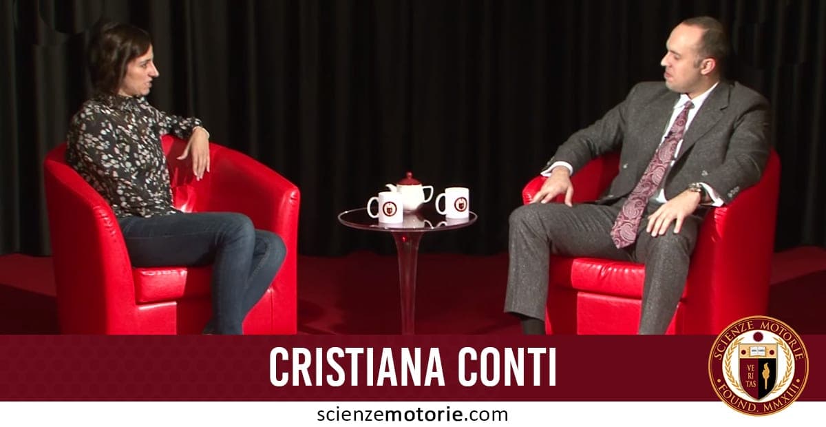 Cristiana Conti e Giacomo Catalani seduti su poltrone rosse durante un’intervista per Scienze Motorie.