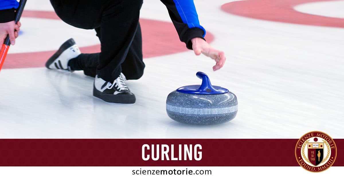 Persona su pista di ghiaccio che accompagna una stone durante una partita di curling, con abbigliamento sportivo e scarpe tecniche.