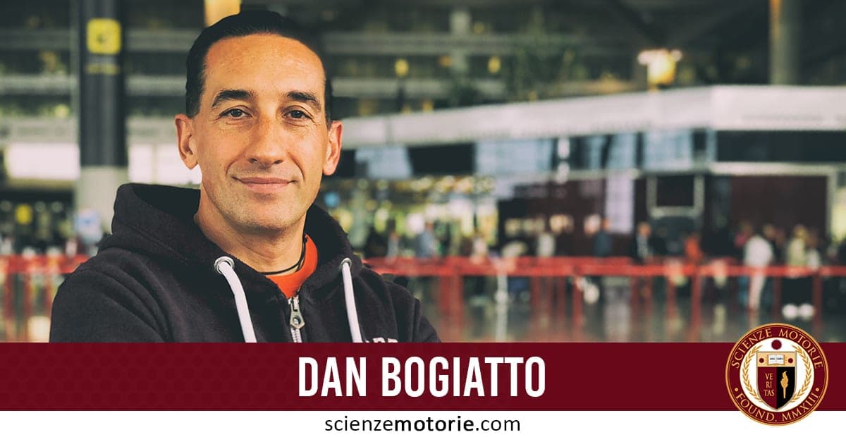 Dan Bogiatto sorride indossando una felpa con cappuccio, in un ampio spazio pubblico con sfondo sfocato. In basso, scritta “Dan Bogiatto” e logo Scienze Motorie.