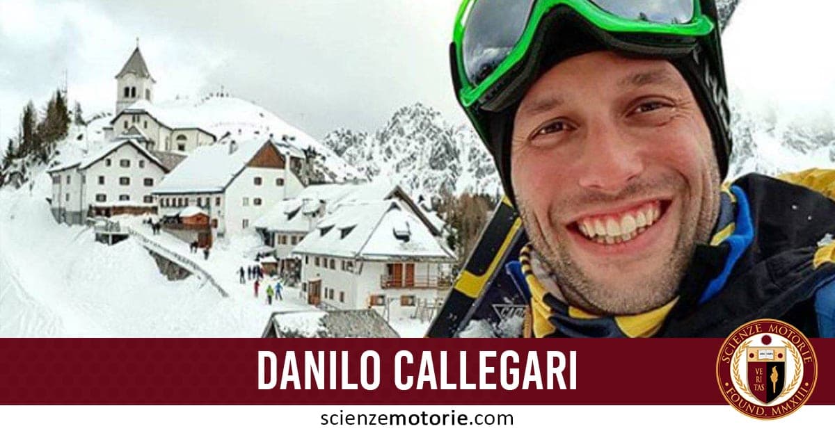 Danilo Callegari sorride con occhiali da sci in un paesaggio alpino innevato, con edifici tipici di montagna e il logo di Scienze Motorie in basso.