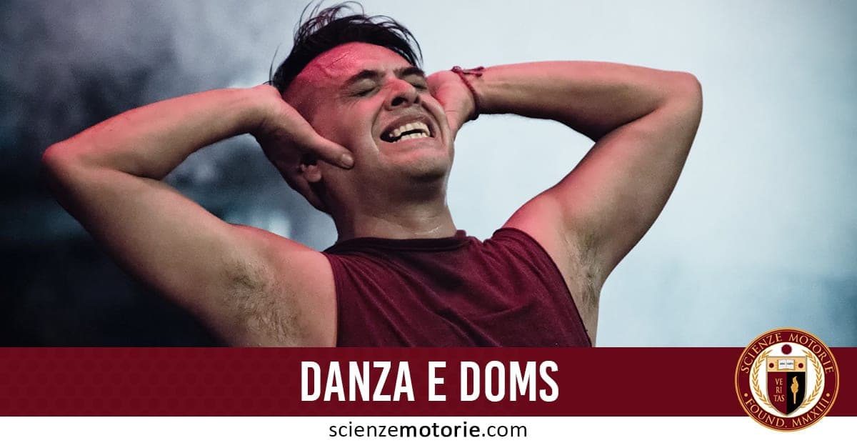 L’immagine mostra una persona affaticata, mani dietro la testa e canotta scura, impegnata in un’intensa attività fisica, probabilmente danza o esercizio aerobico. In basso, una fascia rossa con il testo “DANZA E DOMS” richiama l’indolenzimento muscolare ritardato legato allo sforzo. Presente anche il logo di Scienze Motorie