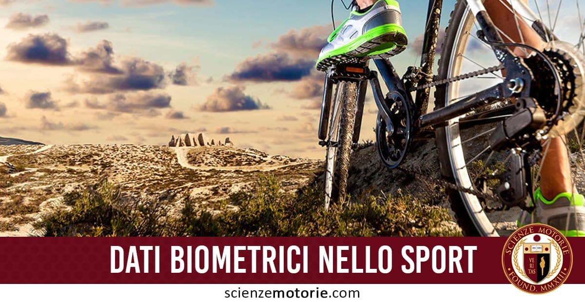 L’immagine mostra una persona che pedala lungo un sentiero sterrato circondato dalla natura, con montagne visibili all’orizzonte. Il ciclista indossa abbigliamento sportivo e si muove in un ambiente che richiama l’esplorazione e il benessere. In basso, una banda rossa contiene il testo "DATI BIOMETRICI NELLO SPORT", accompagnato dal logo di Scienze Motorie
