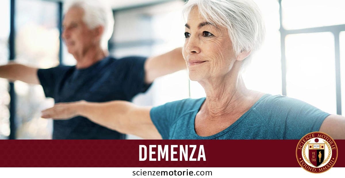 Due persone anziane che eseguono esercizi con le braccia tese lateralmente in palestra, con testo "DEMENZA" e logo Scienze Motorie.