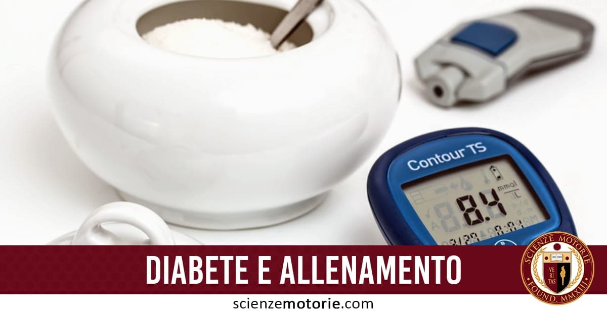 Glucometro con display che mostra il livello di glucosio, contenitore bianco con zucchero e dispositivo per misurare la glicemia, con testo "Diabete e Allenamento" e logo Scienze Motorie.