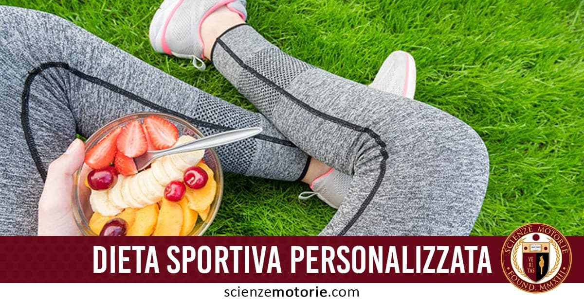 Persona seduta sull’erba con leggings grigi e scarpe sportive, tiene una ciotola di frutta fresca con fragole, banane, uva e pesca, con testo “Dieta Sportiva Personalizzata” e sito scienzemotorie.com.