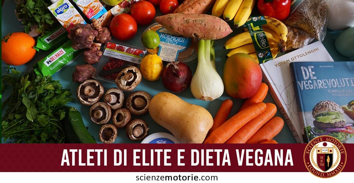 Varietà di alimenti vegani tra frutta, verdura e prodotti confezionati, con scritta “Atleti di elite e dieta vegana” e logo Scienze Motorie.