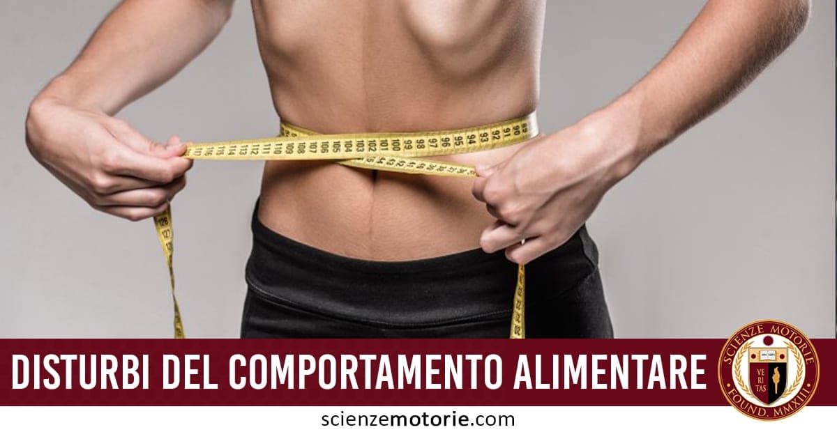 Persona magra misura la circonferenza della vita con un metro a nastro, con la scritta “Disturbi del comportamento alimentare” e il logo “Scienze Motorie”.