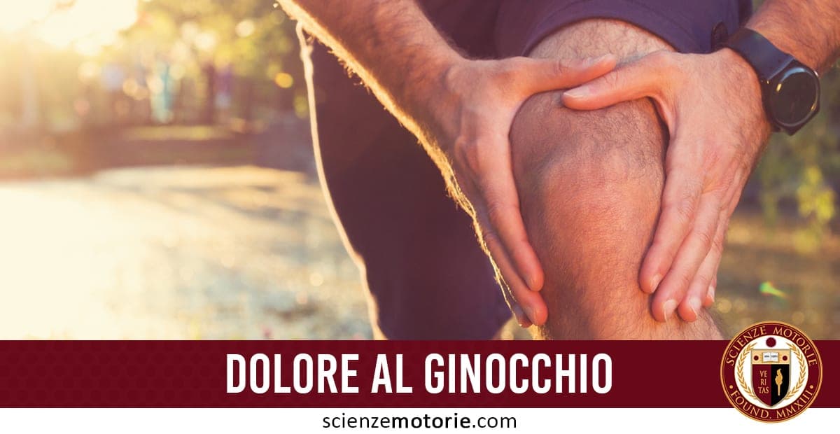 Persona che tiene il ginocchio con entrambe le mani, in segno di dolore, all’aperto con luce naturale, con testo “DOLORE AL GINOCCHIO” e logo scienzemotorie.com